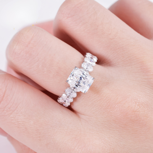 Bague classique en or massif 18 carats plaqué or, diamant de laboratoire couleur D taille radiant, pierres latérales de laboratoire serties au laser, cadeau d'anniversaire pour femme - Product Image 6
