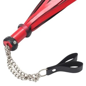 Látigo de cuero con franjas rojas y negras, mango trenzado y extremo de cadena. - Product Image 2
