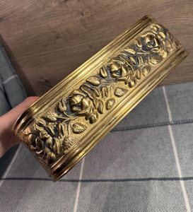 Jardinière de style farmhouse en aluminium laqué laiton, taille personnalisée, pour projets d'aménagement paysager commercial, durable et résistante à la rouille - Product Image 1