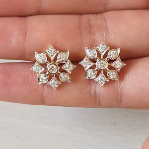 ต่างหูเพชรทรงดอกไม้สุดหรู เพชรเลี้ยงในห้องปฏิบัติการ ทองคำแท้ 14K 18K เพชร VVS ดีไซน์เรียบหรู เครื่องประดับชั้นดี รับรองโดย IGI - Product Image 1
