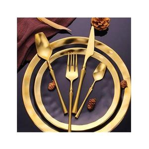 Lot de 4 couverts dorés de luxe avec couteau, fourchette, cuillère et cuillère à café, manches torsadés, compatibles lave-vaisselle, durables, pour mariages. - Product Image 2