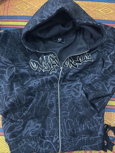 Sweat à capuche vintage délavé 100% coton, appliqué brodé personnalisé, streetwear d'automne - Product Image 5