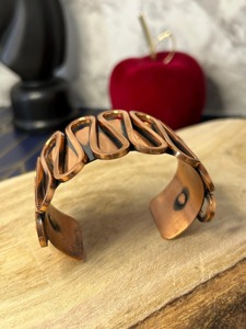 Brazalete de Cobre Hecho a Mano con Diseño Grabado Redondo, Estilo Antiguo, Unisex, Artesanía Metálica Hecha en India, Requisitos Personalizados, Coleccionable - Product Image 5