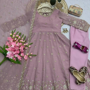 AARIKA TEXTILE Lehenga Choli en soie froissée lourde avec broderie et sequins, entièrement cousu, de créateur, longueur ras du sol, coupe ample, été - Product Image 3