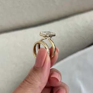 Ensemble de mariage et bague de fiançailles en diamant de laboratoire taille émeraude de 5 carats, sertie à griffes et à clos, design Art Déco, certifié IGI - Product Image 2
