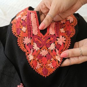 Kurti noir traditionnel du Cachemire avec broderie Aari sur le col, style statement - Product Image 6