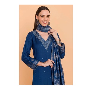 Colección de invierno Dilkash de Safaa, exclusiva y de primera calidad, trajes de diseñador bordados y cálidos para mujer, disponibles para la venta. - Product Image 1