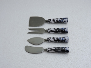 Ensemble de 4 ustensiles à fromage, lames en acier inoxydable, poignées composites antidérapantes, lavage à la main uniquement, qualité alimentaire, HANDICRAFT HUB - Product Image 4