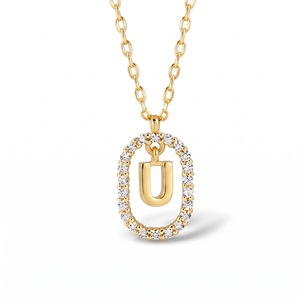 Colgante de Letra U en Oro Amarillo con Detalles de Diamantes Engastados, Clásico y Elegante para Uso Diario Unisex - Product Image 1
