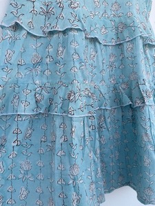 เดรสสั้นผ้าฝ้ายพิมพ์ลายดอกไม้สีฟ้าอควาสำหรับผู้หญิง สายเดี่ยว แต่งระบาย - Product Image 4