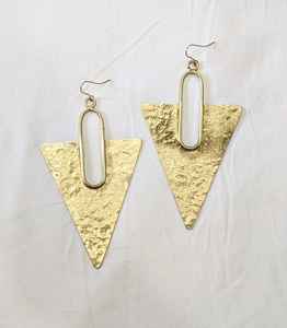 Boucles d'oreilles créoles en laiton texturé, design unique et artisanal, pour une mode bohème, disponibles au meilleur prix du marché. - Product Image 6