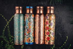 Botellas de cobre con estampado floral, ideales para regalos festivos, ocasiones especiales y para un elegante servicio de entretenimiento de invitados. - Product Image 2