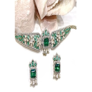 Magnifique ensemble de collier et boucles d'oreilles plaqué or de qualité supérieure pour femme, idéal pour les mariages et les événements. - Product Image 2