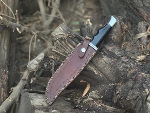 Couteau Bowie artisanal à lame fixe en acier inoxydable avec manche en corne et étui de transport en cuir pour le camping et les activités de plein air - Product Image 4