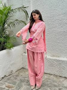 Rosa Punjabi-Anzug für Damen |   Besticktes Kurta Patiala Salwar Dupatta Set |   Traditionelle indische Ethno-Kleidung |   Schnelltrocknend |   Alles - Product Image 4