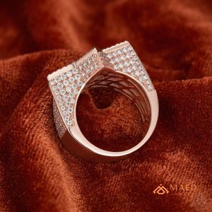 Anillo de Moissanita en Oro Rosa con Estrella y Pavé de Baguettes, Anillo de Declaración para Mujer, Joyería Fina, Regalo de Aniversario, Elegante y Brillante para Uso Diario - Product Image 4