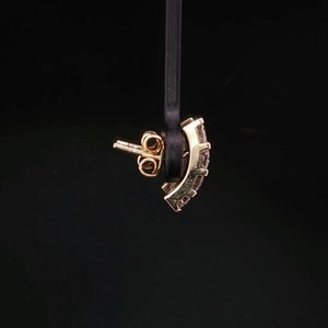 Boucles d'oreilles huggie à quatre pierres en diamant rond cultivé en laboratoire, or massif 14 carats, bijoux surprise pour femme, cadeau pour un mariage - Product Image 2