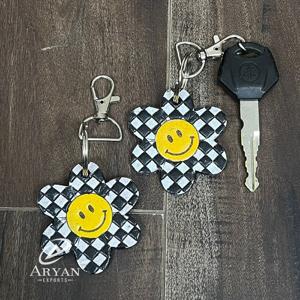พวงกุญแจหนังลายตารางหมากรุกสีดำขาว ขายดี หนังแท้ ดีไซน์ใหม่ ของที่ระลึก ของขวัญ สำหรับทุกเพศ - Product Image 1