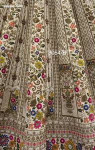 Hermoso Conjunto Lehenga de Seda Gadhwal con Hilo de Flores Coloridas, Cristales, Perlas, Lentejuelas y Diamantes de Circonio, a Precio de Mayoreo - Product Image 5