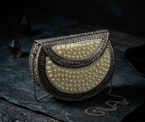 Bolso de mano de resina con efecto piedra y mosaico de latón, con detalles metálicos plateados, elegante, para la noche, con cierre de cremallera, listo para enviar - Product Image 5