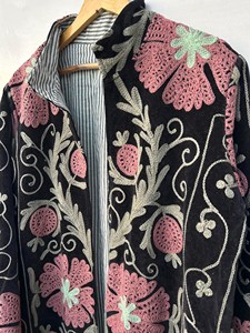 Chaqueta larga bohemia de terciopelo negro bordado con diseño floral rosa, manga larga, ropa de abrigo de invierno para mujer - Product Image 5