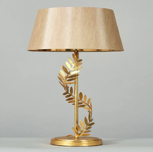 Lampe unique à tige dorée ondulée avec un abat-jour plissé sculptural, idéale pour les intérieurs artistiques. Disponible à prix de gros. - Product Image 4