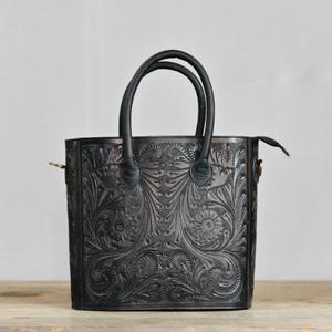 Sac fourre-tout vintage en cuir véritable noir avec embossage floral, deux poignées, bandoulière, utilisation quotidienne toutes saisons - Product Image 2