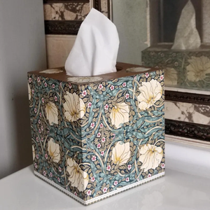 Funda para caja de pañuelos William Morris Pimpernel, decoración floral de lujo para el hogar, decoración Cottagecore para baño y dormitorio de blossom craft india - Product Image 1