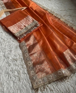 Sari de Tela Banarasi Tejida con Diseño KV (Naranja) - Product Image 2