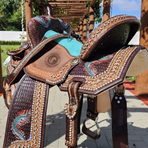 Silla de montar de cuero estilo Western con diseño de cruz turquesa y conchos, con cabezada, riendas y pechera - Product Image 1