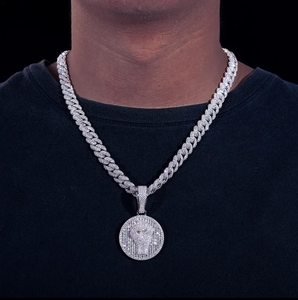 Colgante de Puño Iced Out de Moissanita, Plata 925 con Baño de Rodio, Joyería Hip Hop para Hombre, Micro Pavé con Corte Baguette, Uso Diario - Product Image 3