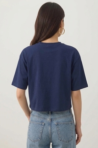 เสื้อครอปท็อปสีกรมท่า ยูนิเซ็กซ์ แขนสั้น คอกลม ทรงปกติ สีพื้น ผ้าเจอร์ซีย์ลำลอง 100% คอตตอน โลโก้ แห้งเร็ว ซักย้อมแบบแอซิดวอช สำหรับฤดูร้อน - Product Image 3