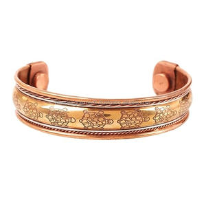 Bracelet magnétique minimaliste en cuivre pour la thérapie quotidienne, symbole de tortue gravé - Product Image 3