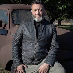 Veste en cuir pour homme noire à coutures sur les épaules avec fermeture éclair sur le devant Vintage SFM1808 pour la moto et les courses automobiles - Product Image 2