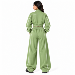 Ensemble de survêtement athleisure 3 pièces personnalisé pour femme, vert sauge, avec veste courte zippée, pantalon large et passepoil contrastant en polaire - Fournisseur - Product Image 2
