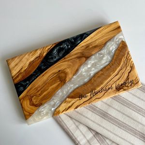 Plateau artisanal de haute qualité en bois et résine avec motif vague océanique pour servir des aliments et des boissons - Product Image 1