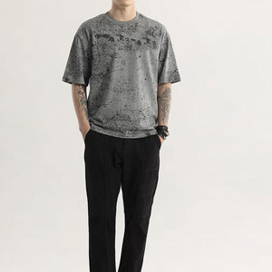 Camiseta de Hombre Oversize con Estampado, Cuello Redondo, Manga Corta, Estilo Urbano, Tejida, con Patrón, Corte Regular, Negro Gris - Product Image 1