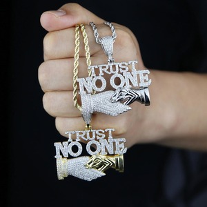 Colliers pendentifs et ras-de-cou style Hip Hop pour hommes et femmes, lettres 'Trust No One' et 'Shake Hand' serties de zircons CZ, bicolores, effet 'Iced Out' - Product Image 1