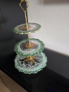 Soporte de Resina Hecho a Mano de Tres Niveles, Verde Dorado, para Servir y Exhibir - Product Image 6