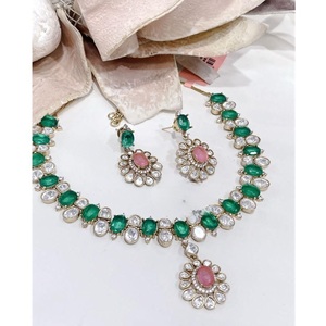 Ensemble collier et boucles d'oreilles élégants en or plaqué de qualité supérieure avec moissanite délicate pour femme, idéal pour mariage, fête ou cadeau - Product Image 1