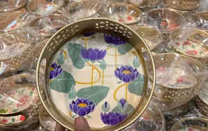 Juego de bandejas pichwai doradas para regalar bandejas decorativas para festivales juego de bandejas Pooja - Product Image 3