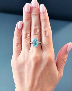 Bague de fiançailles en diamant bleu taille radiant sertie à griffes, plaqué rhodium, ajustable, tendance, cadeau pour femme pour mariage, anniversaire ou fête - Product Image 2