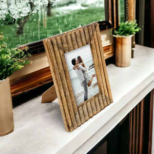 Cadre photo artisanal de luxe en bois massif sculpté, design élégant, décoration intérieure raffinée. - Product Image 1