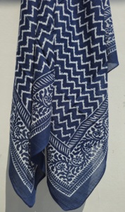 Paréo en coton imprimé à la main, motif chevron indigo, pour femme, style bohème, léger, idéal comme cache-maillot de bain ou tenue de plage. - Product Image 2