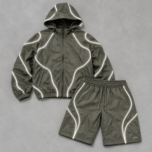 Conjunto Deportivo de Dos Piezas para Hombre con Franjas Reflectantes Personalizadas, Chaqueta Cortavientos Transpirable e Impermeable, Pantalones Cortos - Product Image 1