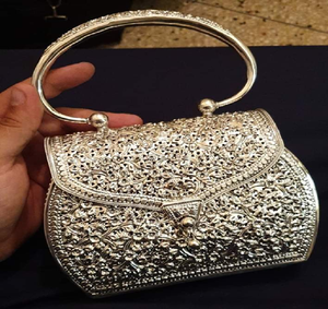 Pochette ovale en laiton argenté avec de fines découpes florales en forme de filet, une rabat incurvé et deux poignées métalliques supérieures, au prix de gros - Product Image 5