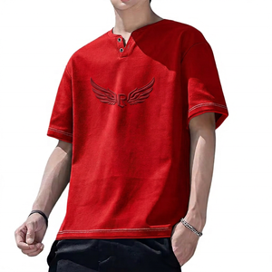 Camiseta de Manga Corta para Hombre con Logotipo de Ala en Relieve, Cuello en V, Corte Regular, Color Sólido, Algodón Jersey - Product Image 3