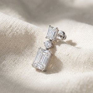 Pendientes colgantes de oro blanco de 14k con diamantes de corte esmeralda y engaste de garra para bodas y fiestas - Product Image 5