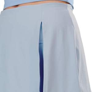 Jupe de sport bleu clair pour femme avec short intégré, légère et extensible, idéale pour le golf, la course, l'entraînement et les activités sportives - Product Image 5
