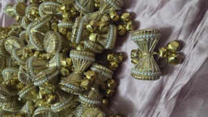 Latkans Gota Patti faits à la main avec clochettes dorées et accents de perles, pompons ethniques indiens traditionnels pour tenues de mariée - Product Image 2
